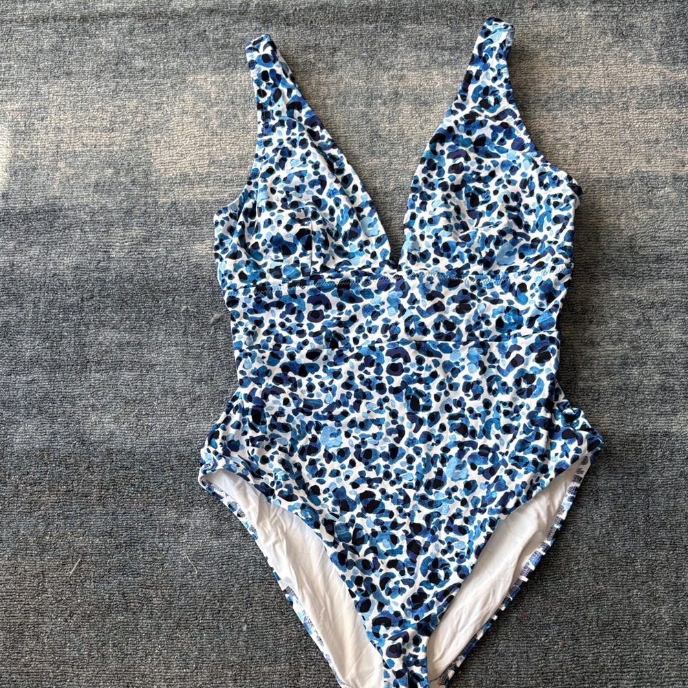 Tommy Bahama Women’s Size 16
Palm Modern Leopard One Piece Swimsuit